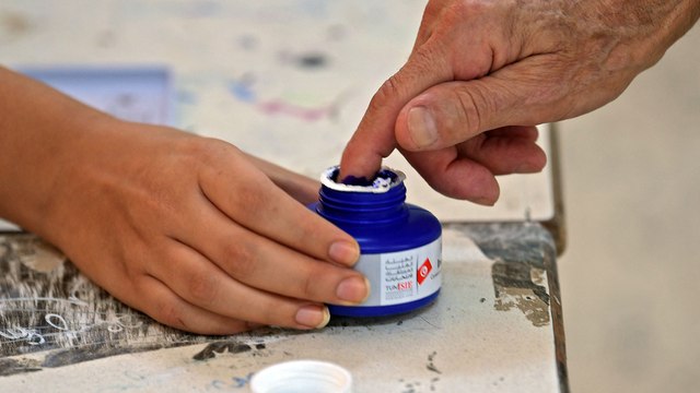 ما وراء الخبر - لماذا ترفض جهات تونسية الاستفتاء على دستور قيس سعيد؟