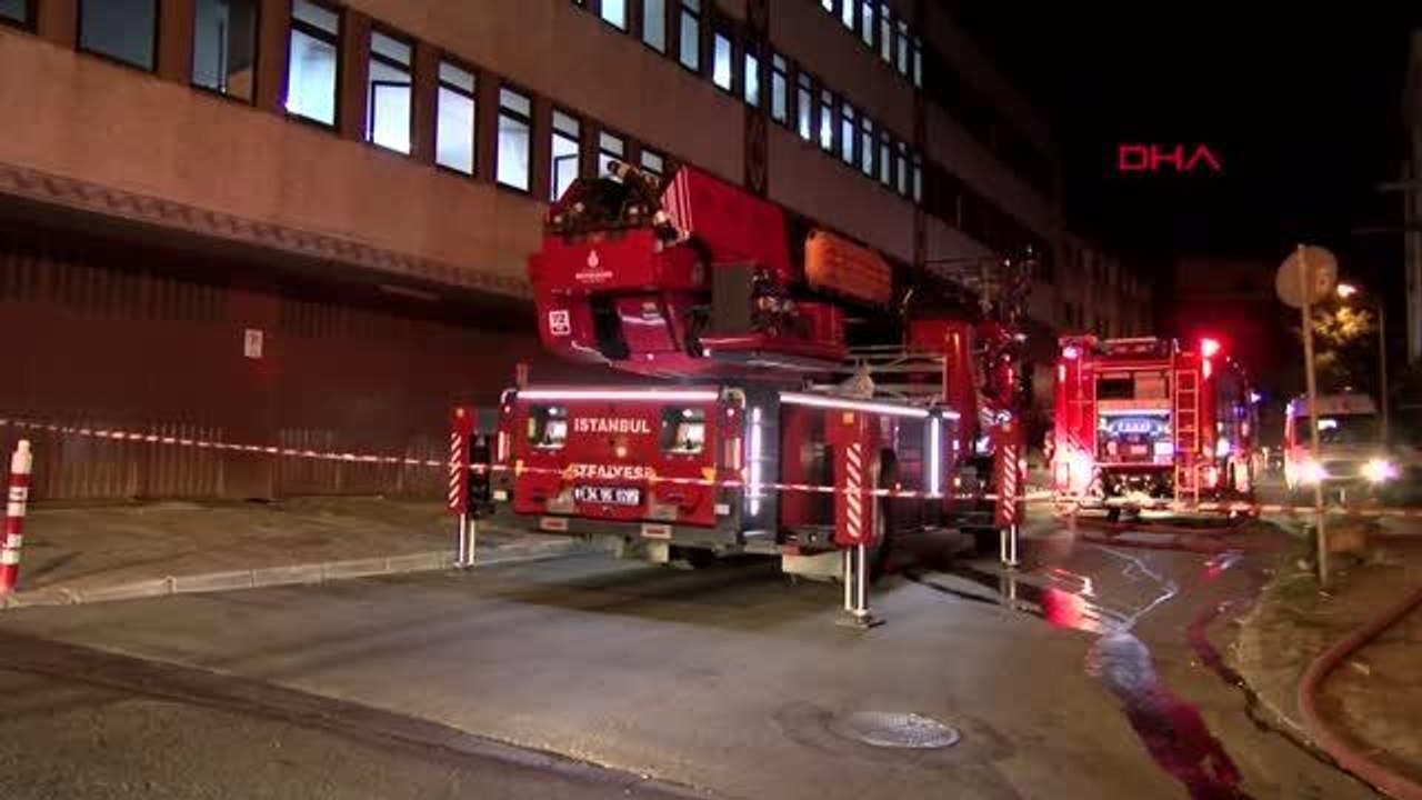 BAYRAMPAŞA'DA AYAKKABI İMALATHANESİNDE YANGIN ÇIKTI