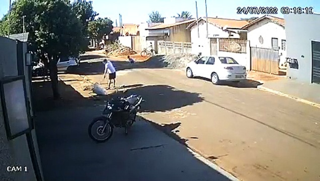 Homem atira na cabeça de vizinho que varria sua calçada, veja vídeo