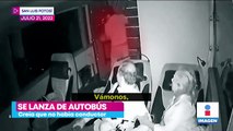 Hombre se lanza de autobús en movimiento