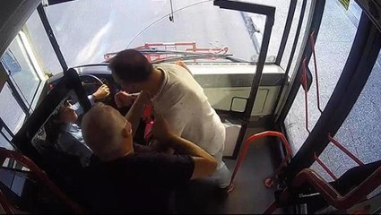Kırmızıda bekleyen otobüsün kapısının açılmasının isteyen yolcu, olumsuz yanıt alınca kadın şoförü yumrukladı