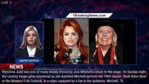 Wynonna Judd Wipes Away Tears During Joni Mitchell's Emotional Performance of 'Both Sides Now' - 1br