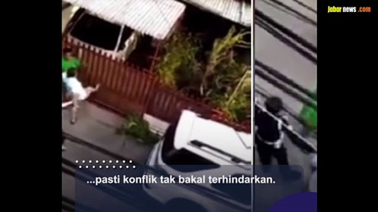 Emosi Lihat Mobil Parkir Sembarangan Depan Garasi, Pemilik Rumah Tak Segan Tinju Mobil Pelaku hingga Penyok