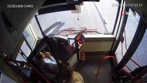 İzmir'de ESHOT'ta görevli kadın şoföre saldırı anı kamerada