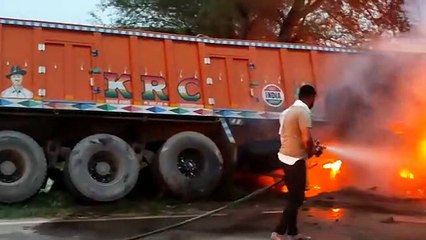 A sudden fire broke out in a trolley running on the road, one burnt alive, the condition of the other is also not good