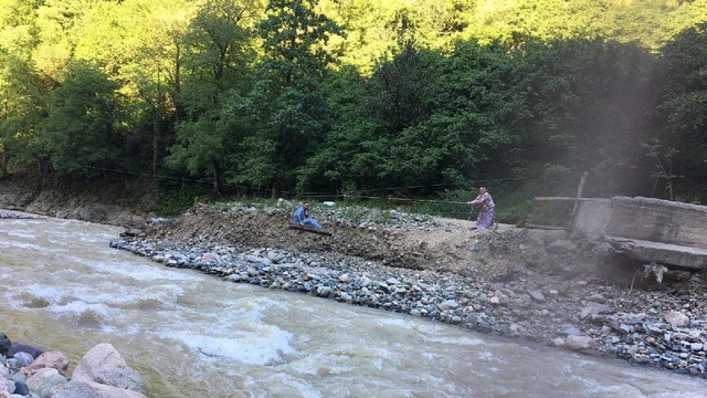 Selde yıkılan köprü 2 yıldır yapılmadı, vatandaş çareyi ilkel teleferikte buldu