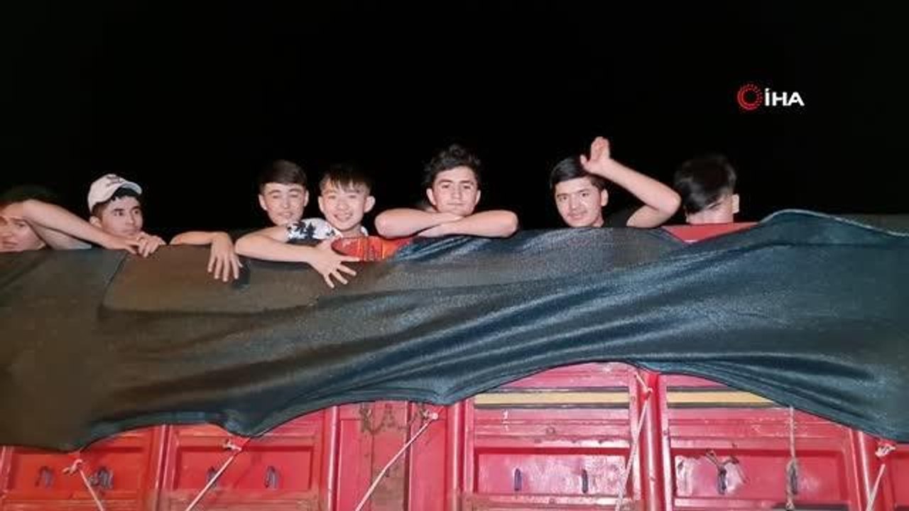 Hayvan nakil aracında sığınmacı dramı kamerada... Çocuk ve kadınların da olduğu 70 mülteci polis araçlarıyla tahliye edildi