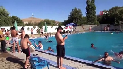 Hava sıcaklığının 45 dereceyi bulduğu Mardin'de vatandaşlar havuza akın etti
