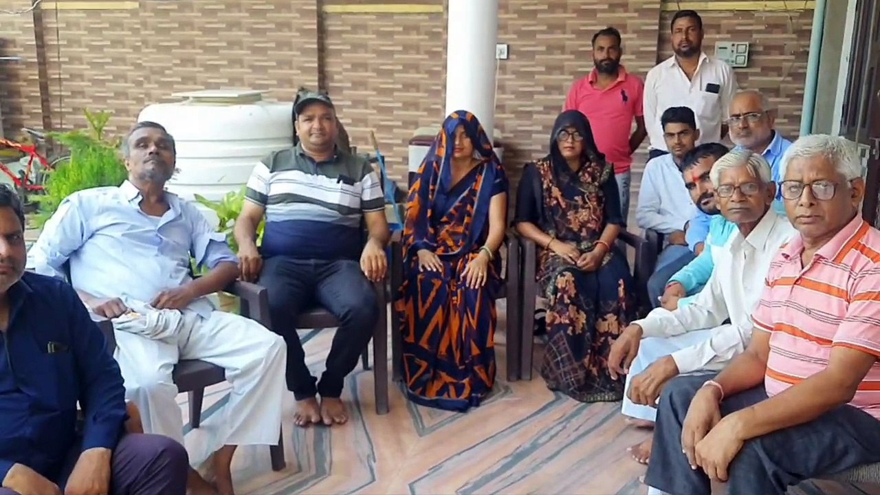 खुले पड़े सीवरेज के चेम्बर, झूल रहे बिजली के ता...