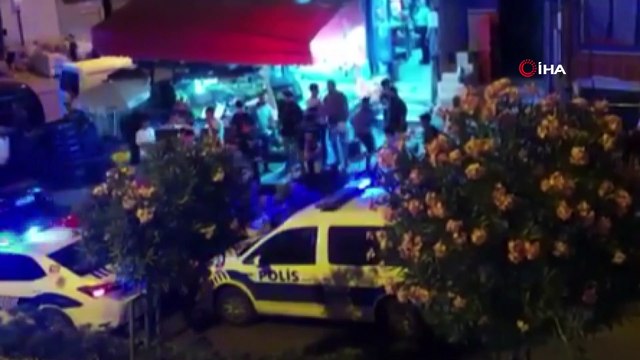 İşlem yapmak isteyen polise soda şişesi fırlatıp saldırdılar... O anlar kamerada