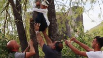 Sünnet olmaktan korkan çocuk, ağaca tırmandı