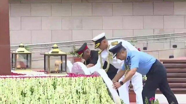 Defence Minister Rajnath Singh, three service chiefs pay tributes at National War Memorial