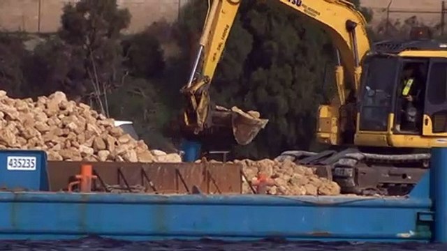 Mussels are being reintroduced into Perth's Swan and Canning rivers to improve the health of the waterway