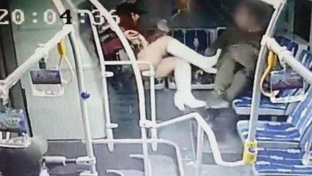Metrobüste Taciz edildim diye bağıran kız, yanındaki şahsı tekme tokat dövdü