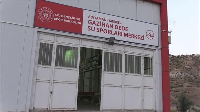 Vali kürek çekerek gençleri spora yönlendiriyor