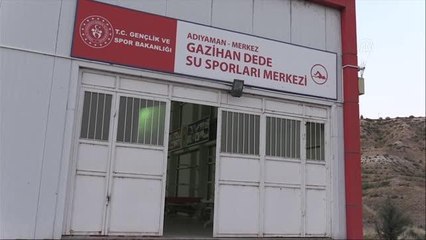 Vali kürek çekerek gençleri spora yönlendiriyor