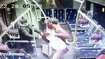Metrobüste taciz iddiası! Genç kadın, yanında oturan kişiyi tekme tokat dövdü