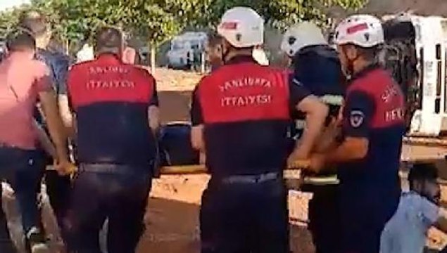 ŞANLIURFA'DA SERVİS MİNİBÜSÜ İLE HAFİF TİCARİ ARAÇ ÇARPIŞTI: 10 YARALI