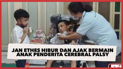 Nampak Akrab, Jan Ethes Hibur dan Ajak Bermain Anak Penderita Cerebral Palsy