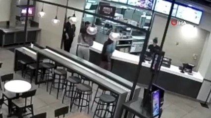 Ünlü fast food restoranında dehşet! Mağaza müdürü müşterileri kaynar suyla haşladı