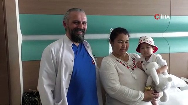 Yemek borusuz ve anüssüz doğmuştu. O bebek Türkiye'de şifa buldu