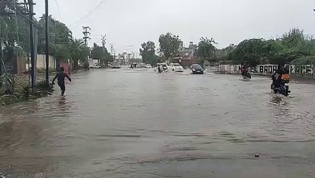 Heavy Rain Live Update: सड़कें बनी दरिया, घरों व दुकानों में घुसा पानी, कई वाहन बहे, देखें Video