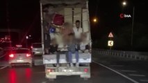 Arnavutköy'de kamyonet kasasında tehlikeli yolculuk kamerada