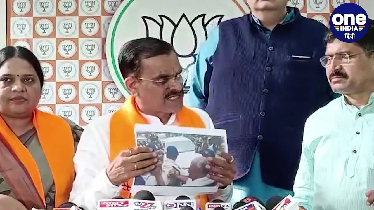भाजपा प्रदेश अध्यक्ष बीडी शर्मा फोटो दिखाते हुए ने दिग्विजय सिंह पर लगाया गुंडागर्दी का आरोप