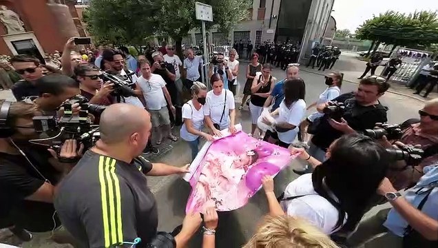 Diana Pifferi, folla e palloncini ai funerali della bimba. Lo strazio della nonna: Non dovevi morire