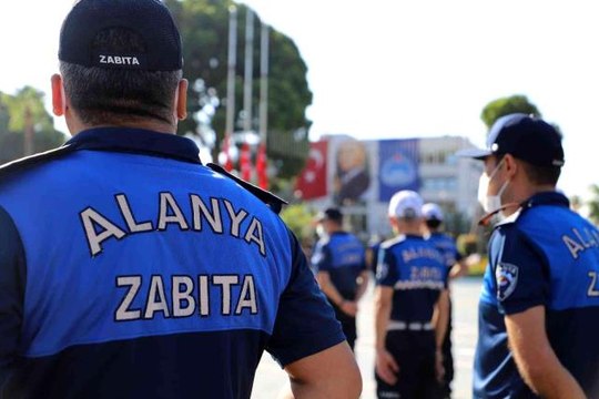 Sağır ve dilsiz numarasıyla dilencilik yapan şahıs, zabıtayı görünce konuşmaya başladı