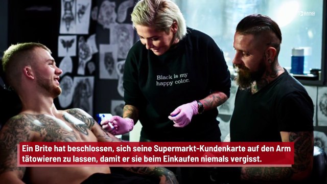 Brite lässt sich Treuekarte auf den Arm tätowieren