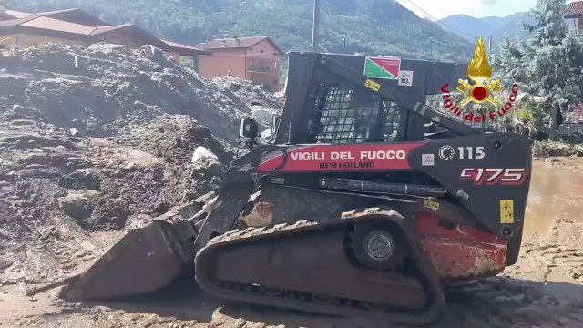 Maltempo nel Bresciano, si spala per liberare strade dal fango