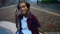 The Indonesian jazz musician playing trumpet without hands