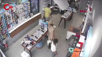 Çalışanları oyalayıp, çocuklara 'robot süpürgeyi' çaldırdı