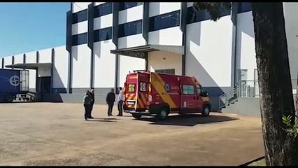 Mulher de 48 anos sofre queda de escada em empresa na Avenida Brasil