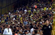 Los aficionados del Fenerbahçe corean 'Vladimir Putin' durante un partido contra el Dinamo de Kiev