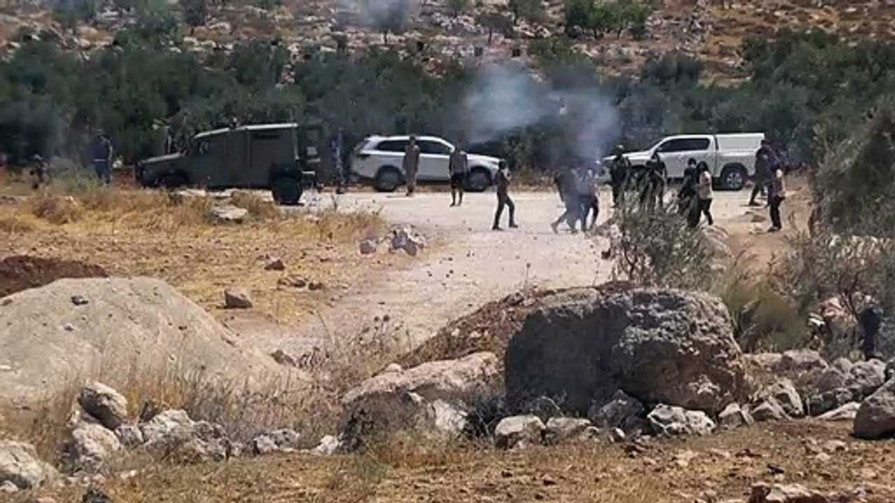 اشتباكات بين متظاهرين فلسطينيين ومستوطنين إسرائ...