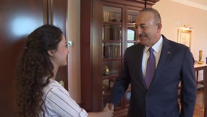 Bakan Çavuşoğlu, Musul'da şehit olan Nihat Akbaş'ın eşi ve kızını kabul etti