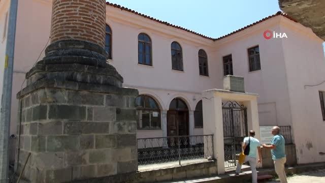 Şahinler Cami farklı duvar ve tavan süslemeleriyle dikkat çekiyor