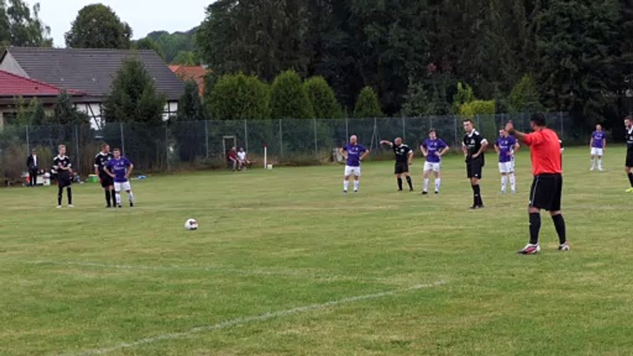 Anthony Henne (Lindenberg II) hält Foulelfmeter gegen Niemetal