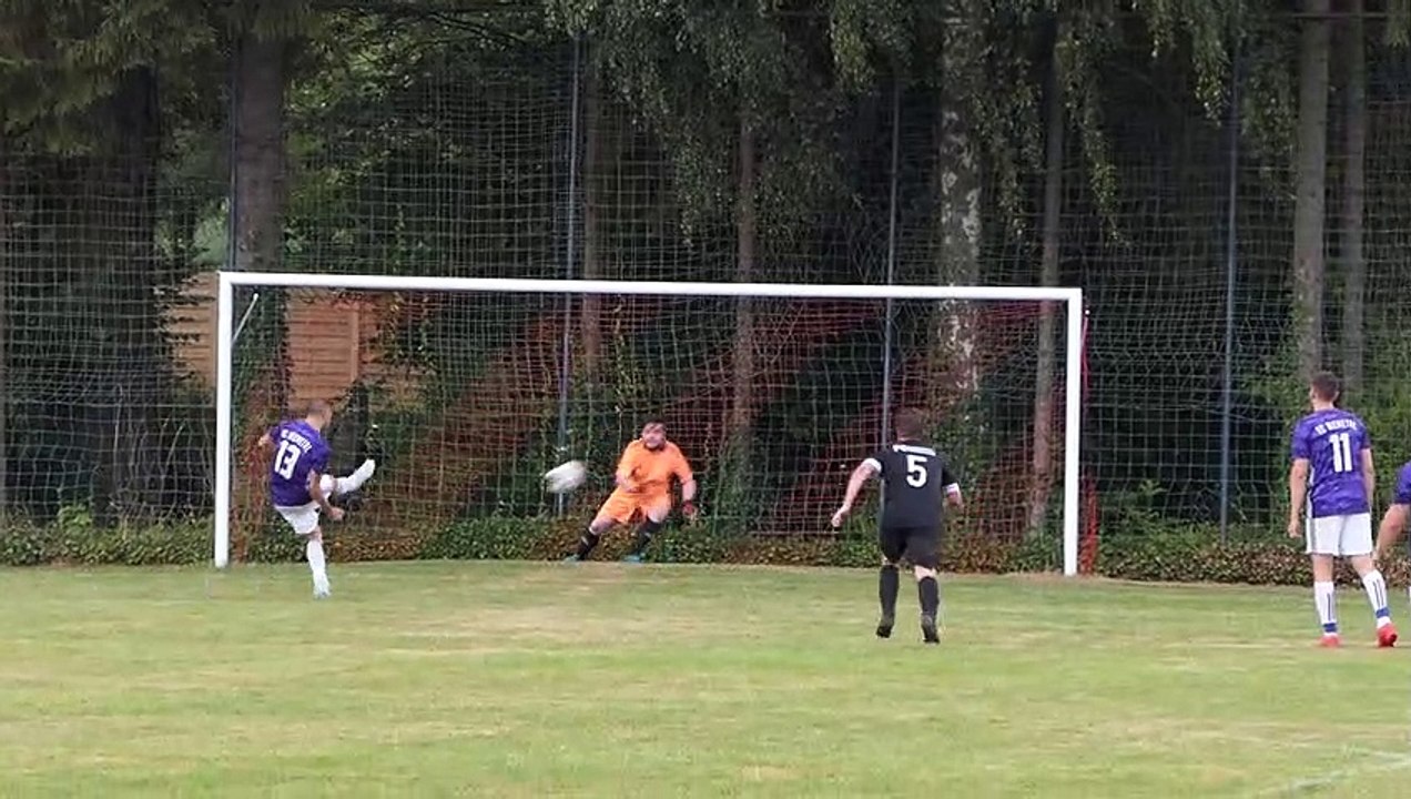 Manuel Gerelt (Niemetal) hält Foulelfmeter gegen Lindenberg II