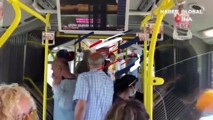 Metrobüs arızalandı, yolcular yolda kaldı! O anlar kamerada