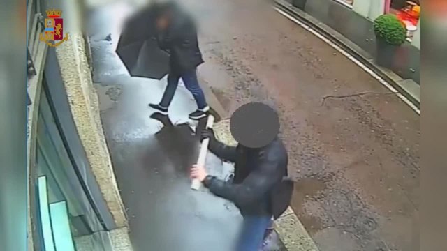 Milano, furti e rapine in gioiellerie del centro: i video delle spaccate