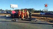 Carros colidem na Estrutural, próximo ao Castelo Forte, nesta terça-feira (26/7). Crédito: CBMDF