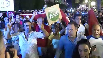 مناصرو الرئيس التونسي يحتفلون بـ"الانتصار"