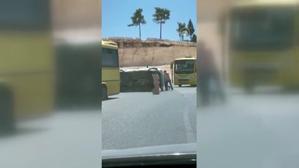 Kazada yan yatan otomobili vatandaşlar düzeltti