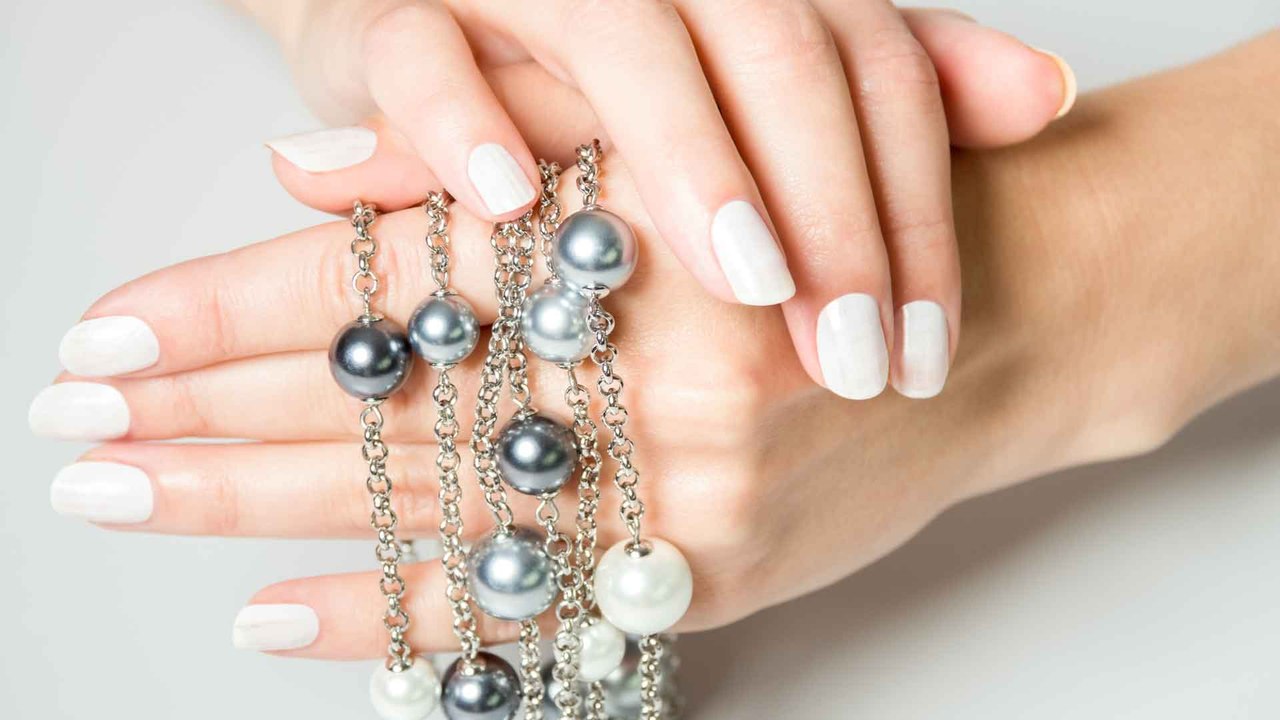 Sommer 2022: Pearl Nails sind der eleganteste Nagel-Trend