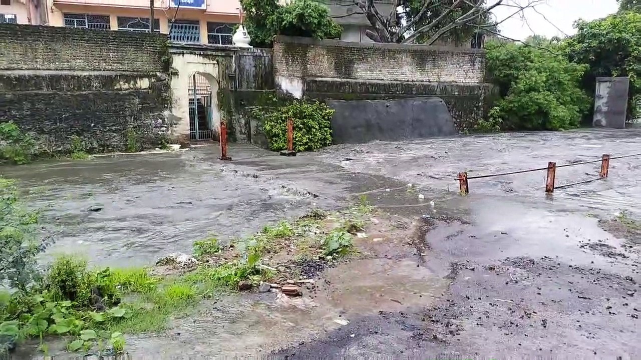 झूमकर बरसे बादल, नदी-नाले उफने, दिनभर चला रिमझि...