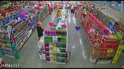 Debaixo da saia: Vídeo mostra mulher furtando produtos em mercado e os escondendo entre as coxas