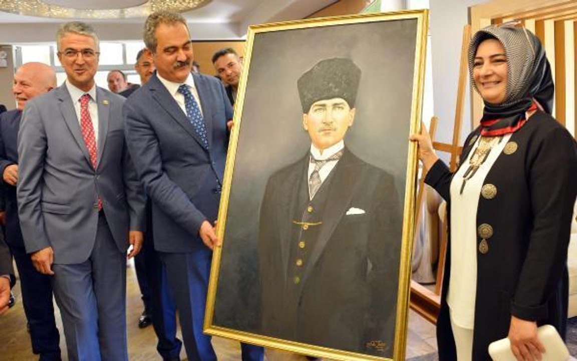 BAKAN ÖZER: HİÇ KİMSEDEN KAYIT İÇİN DEVLET OKULLARINDA BAĞIŞ ALINAMAZ